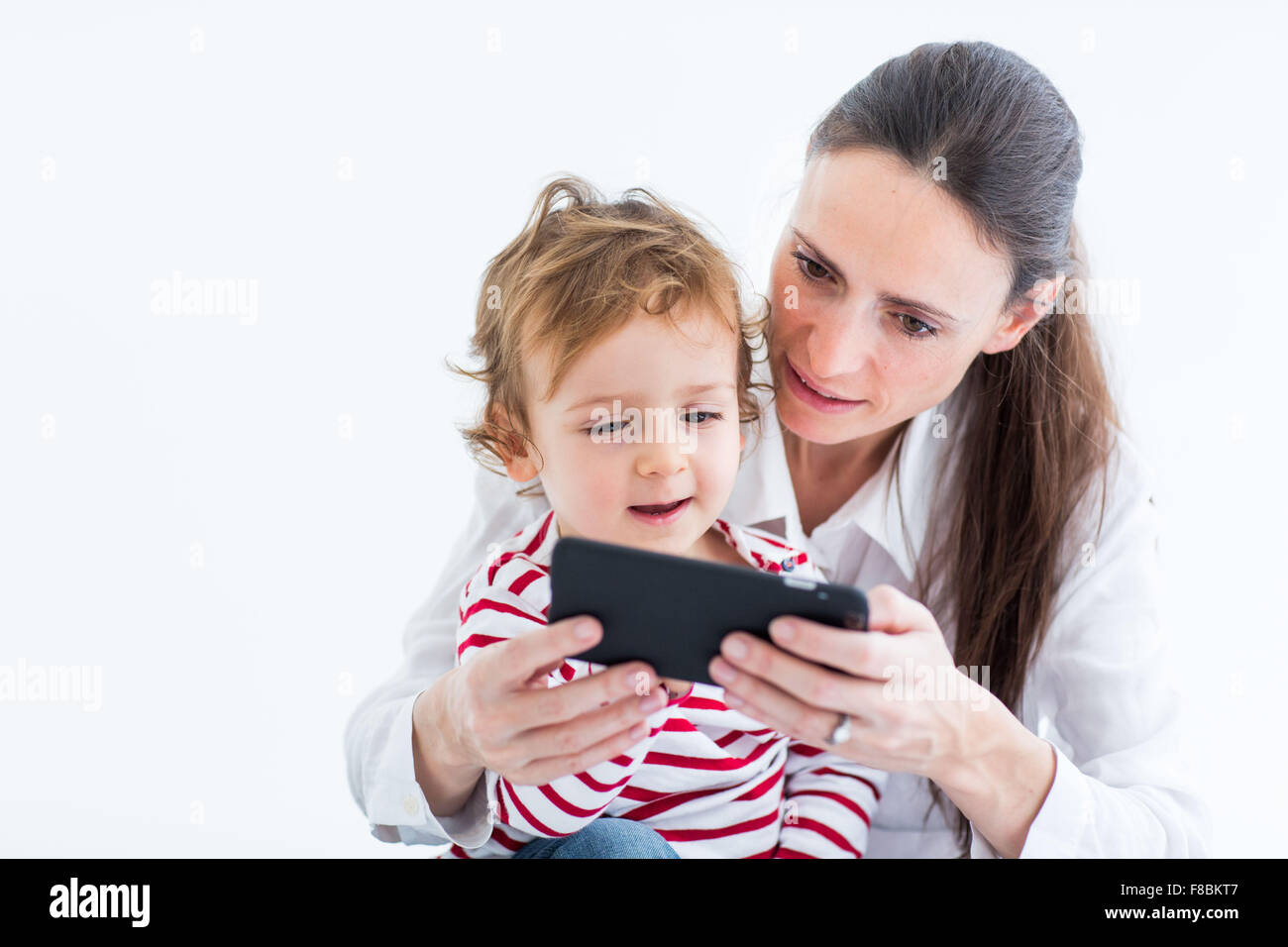 2 jähriger Junge mit Handy. Stockfoto