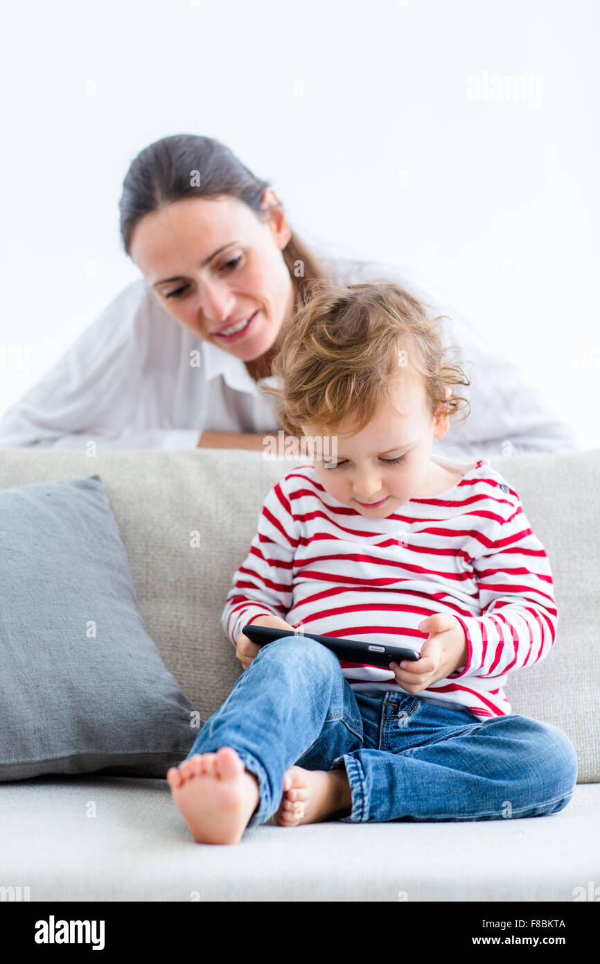 2 jähriger Junge mit Handy. Stockfoto