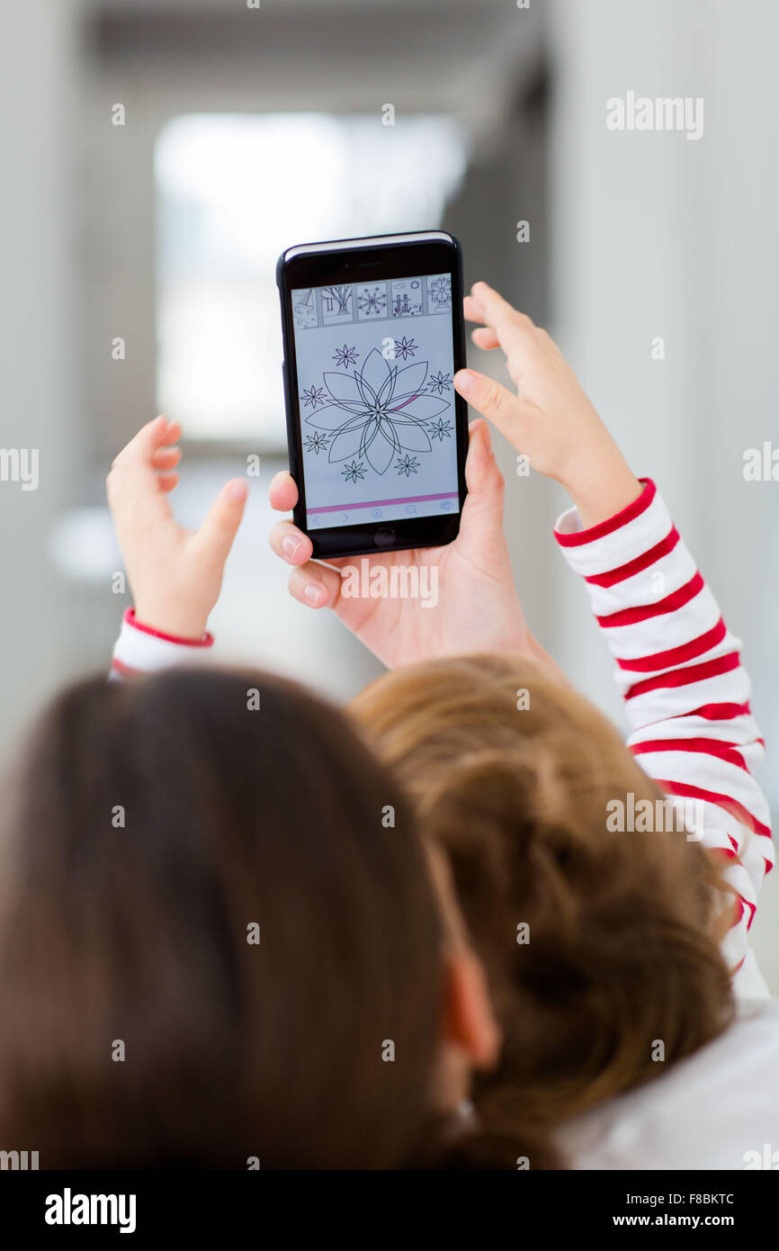 2 jähriger Junge mit Handy. Stockfoto
