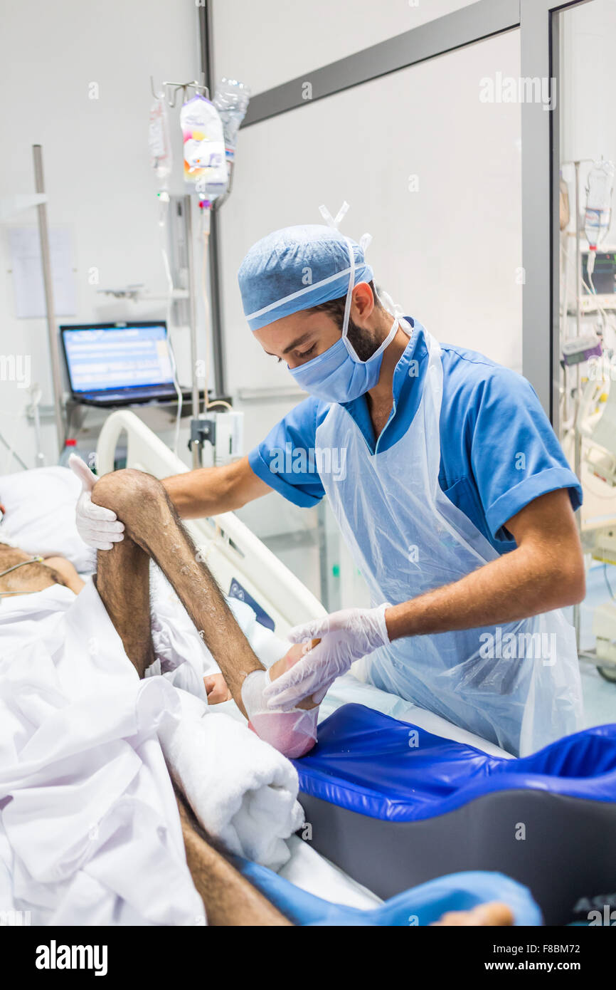 Physiotherapeuten mit einem Patienten im Koma Stockfotografie  Alamy