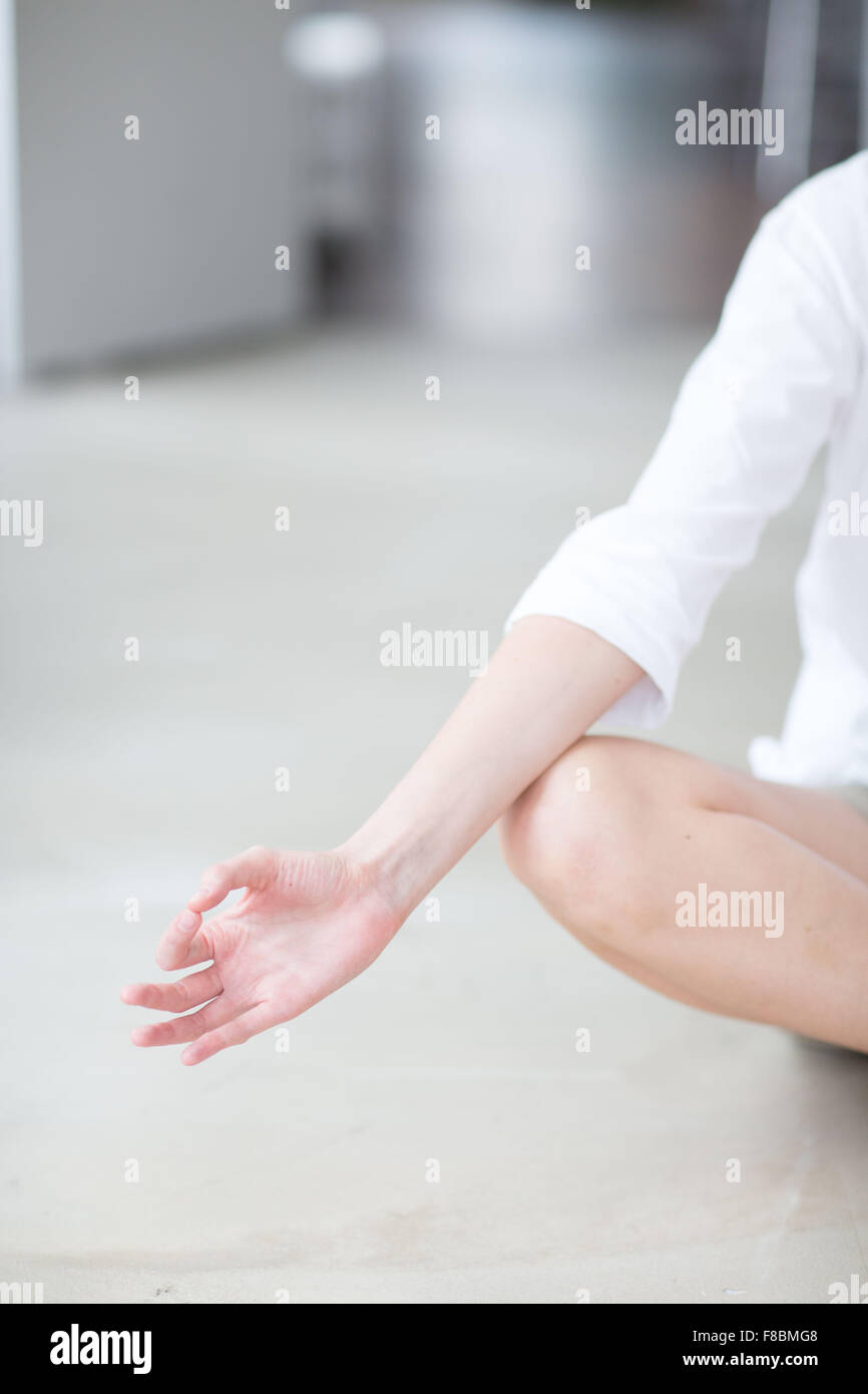 Frau Yoga zu praktizieren. Stockfoto