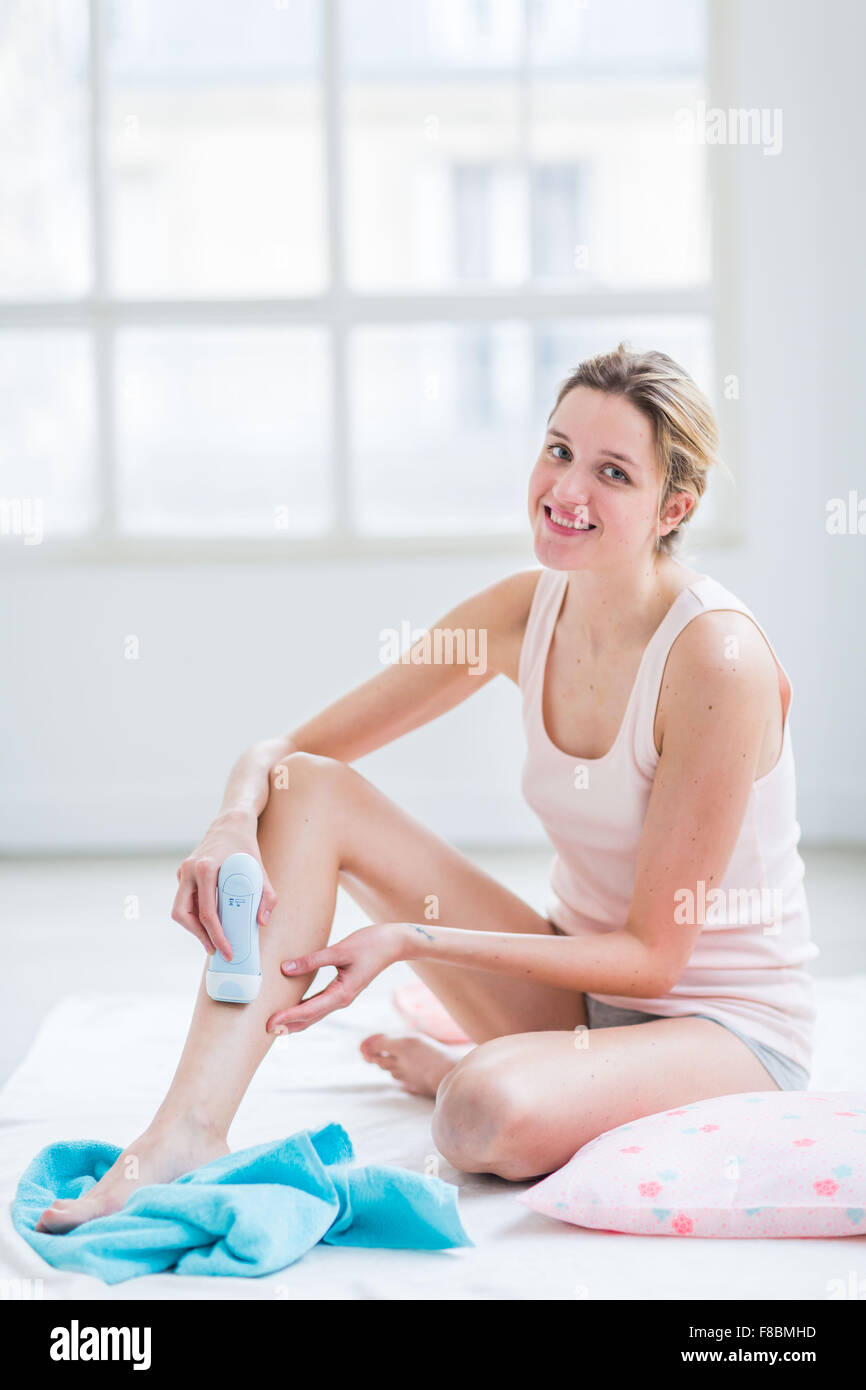 Frau ihre Beine zu rasieren. Stockfoto