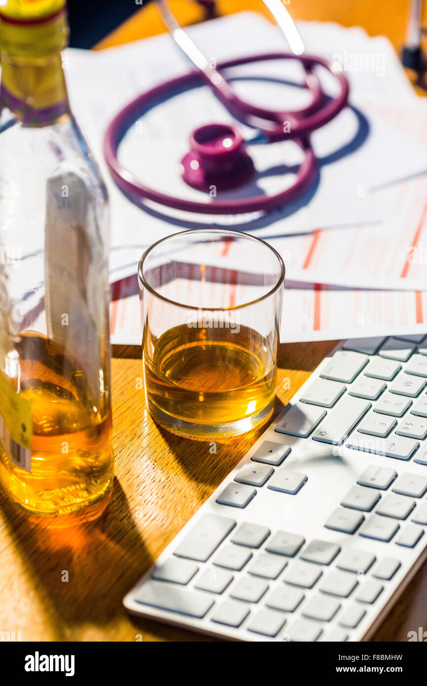 Alkohol und Arzneimittel. Stockfoto