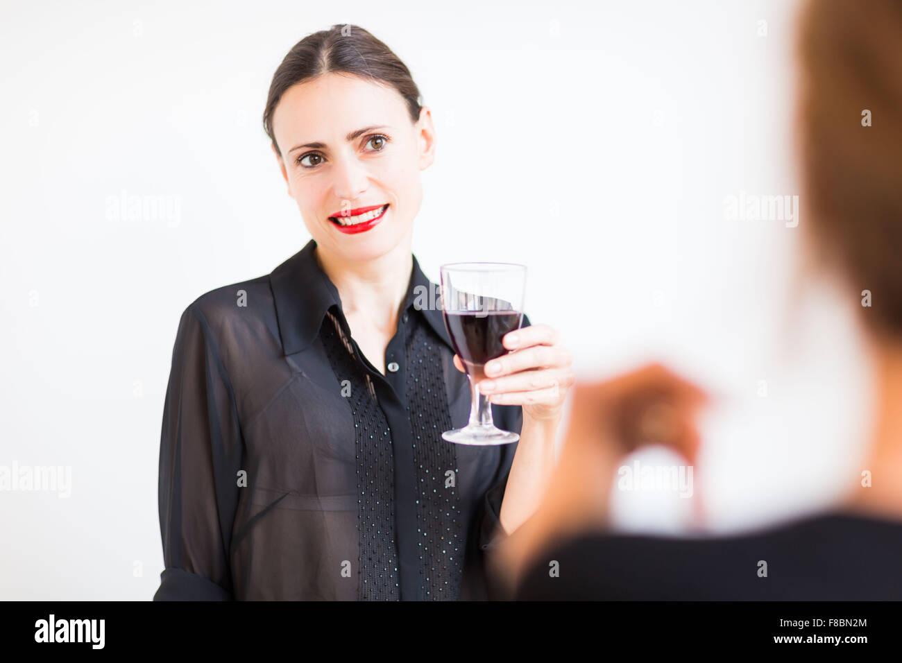 Frau trinkt ein Glas Rotwein. Stockfoto