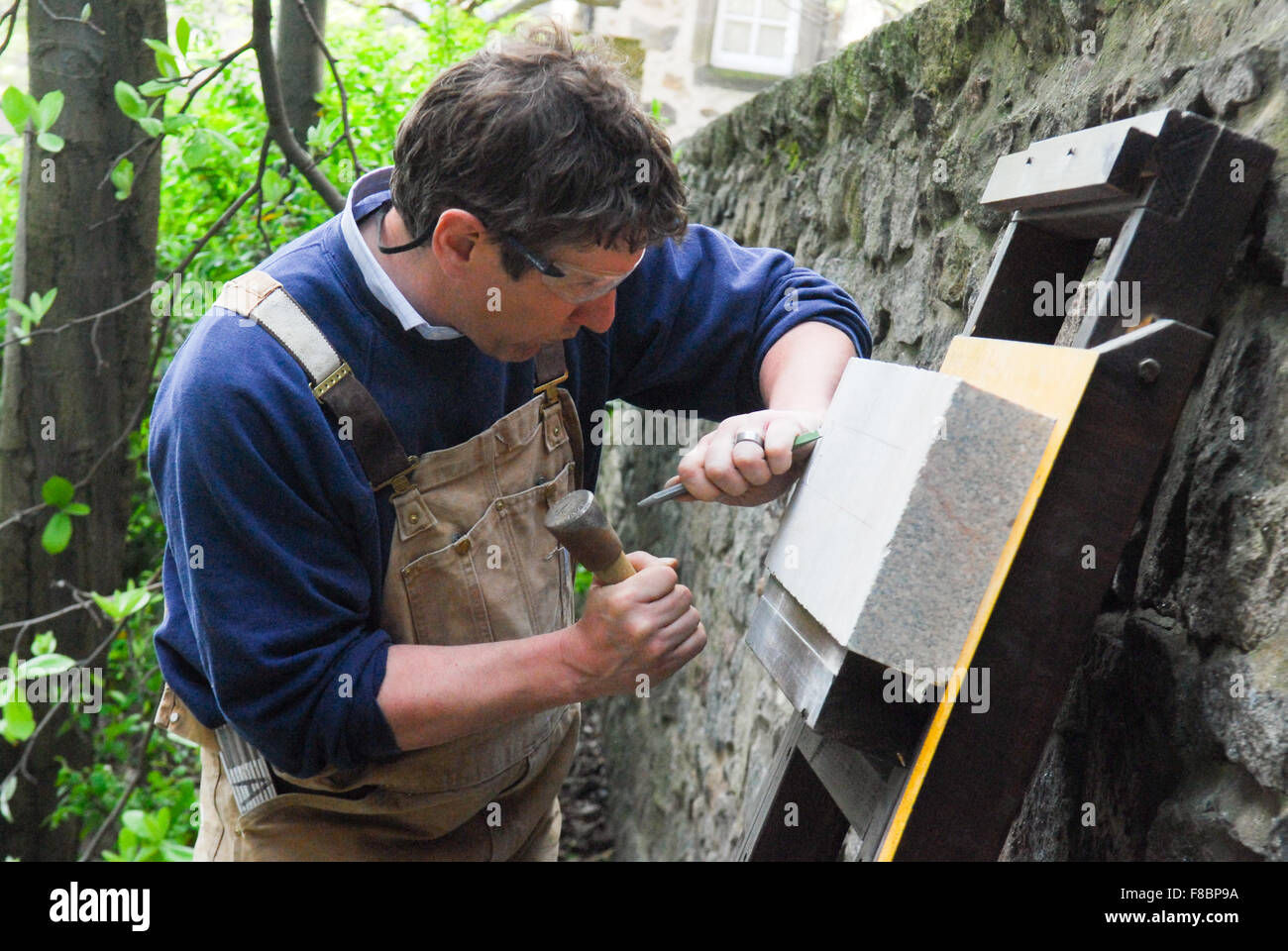 Man arbeitet auf Granit in Aberdeen auf 2. Mai 2011. Stockfoto