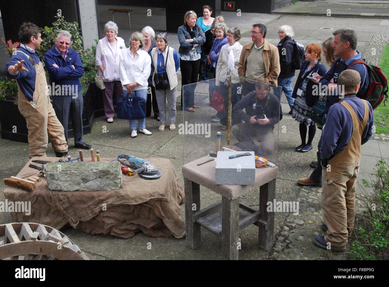 Man arbeitet auf Granit in Aberdeen auf 2. Mai 2011. Stockfoto