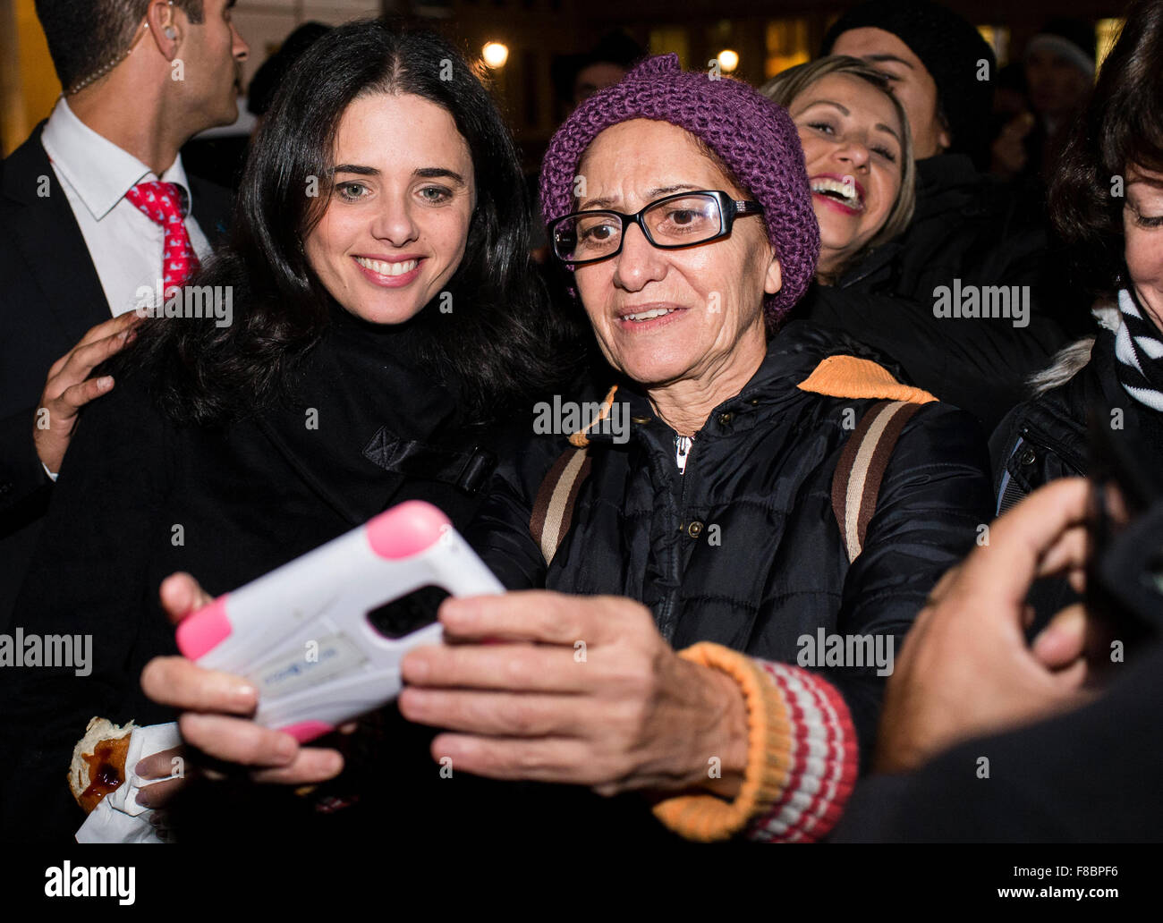 Berlin, Deutschland. 7. Dezember 2015. Israelische Justizminister Ayelet Shaked (L) nimmt ein Selbstporträt mit einem Mitglied der jüdischen Gemeinde, nachdem die zweite Kerze auf die 10 Meter hohe Hanukkah Menorah vor dem Brandenburger Tor, ein bedeutendes Wahrzeichen von Berlin, Deutschland, 7. Dezember 2015 beleuchtet ist. Foto: GREGOR FISCHER/Dpa/Alamy Live News Stockfoto