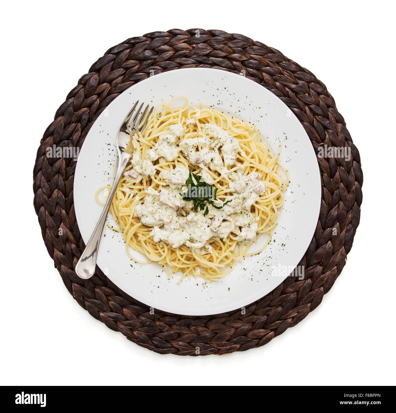 Eine Portion leckere Spaghetti auf dem Korb-Tablett. Essen-Thema. Stockfoto