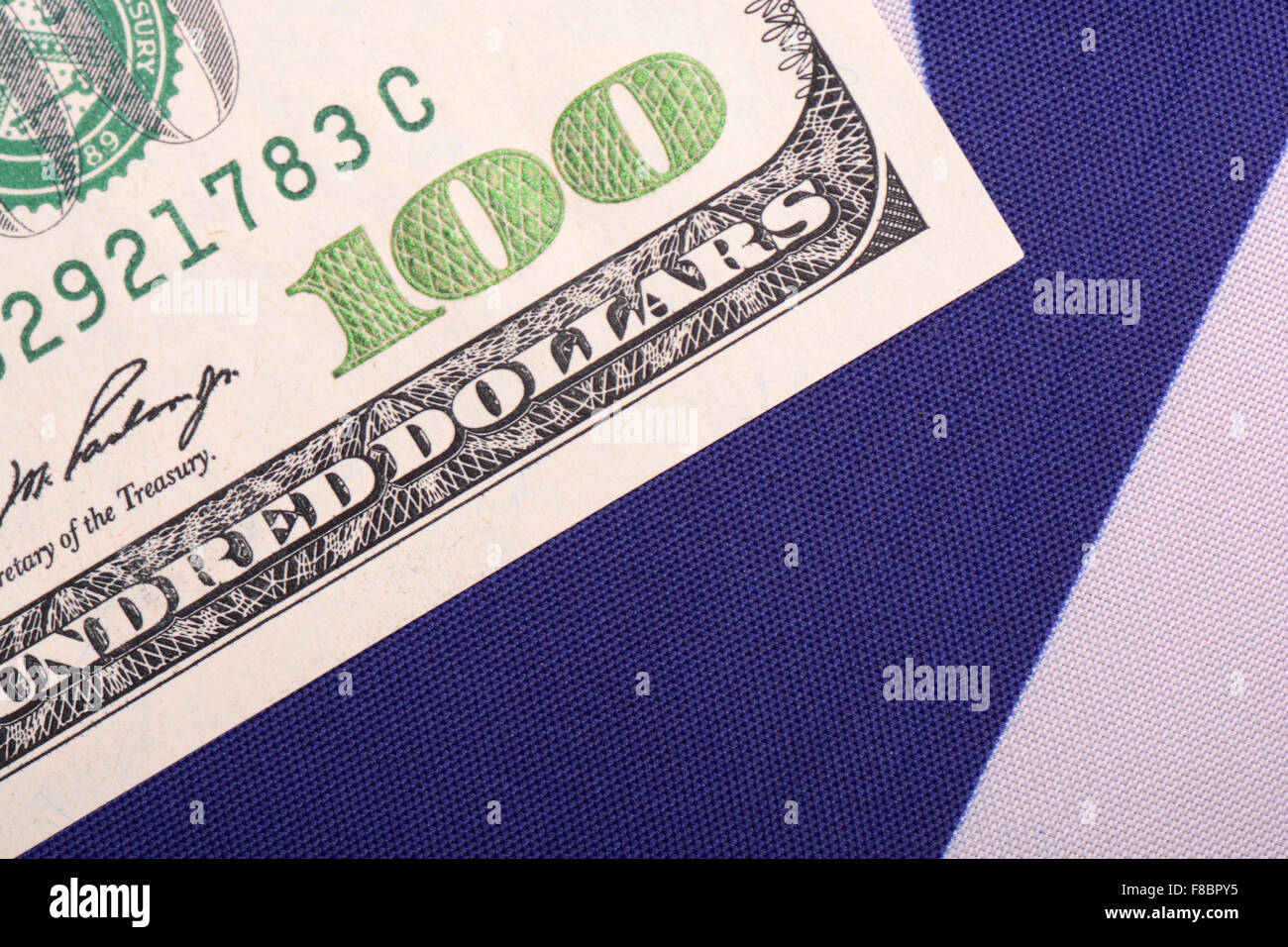 Amerikanische Währung gegen eine amerikanische Flagge-Kulisse. Stockfoto