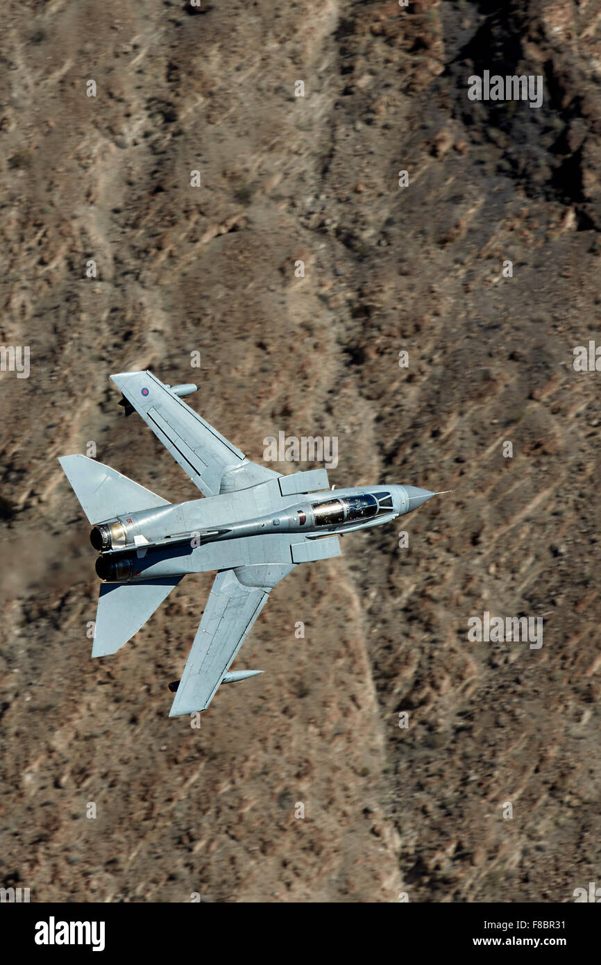 Königliche Luftwaffe Tornado GR4 Kampfjet fliegen in geringer Höhe durch Rainbow Canyon, Kalifornien. Stockfoto