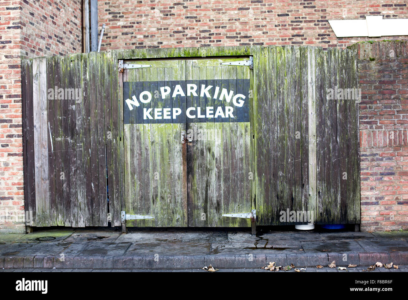 Holztor Zeichen No Parking halten klar Auto Eingang Stockfoto