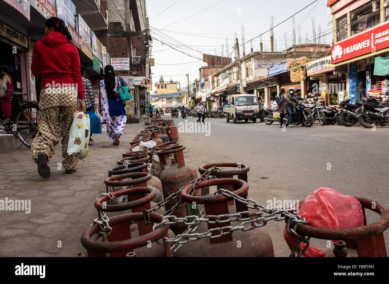 Hetauda, Nepal. 8. Dezember 2015. infolge der anhaltenden Energiekrise im Nepal wegen der Blockade der Indo-Nepal Grenzen Menschen haben ihre Gas Zylinder mit ein wenig Hoffnung, es in Warteschlange gefüllt Credit: Suman Acharya/Alamy Live News Stockfoto