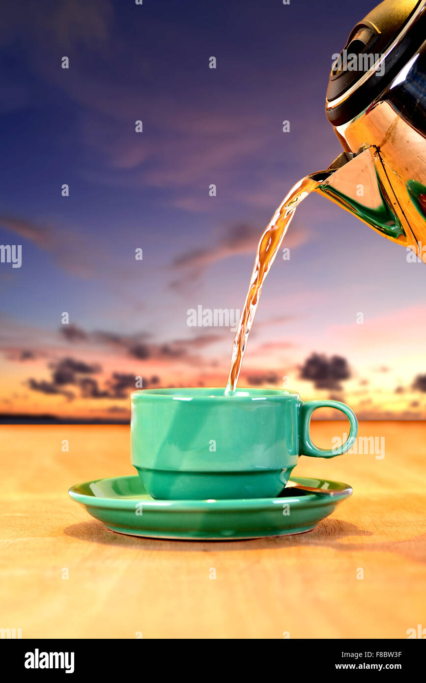 Kaffee mit den Morgenhimmel als Hintergrund Stockfoto