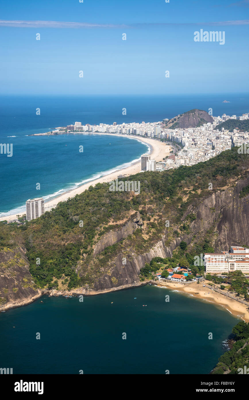 Luftaufnahme von Rio mit Copacabana-Strand und Praia Vermelha gesehen vom Zuckerhut, Rio De Janeiro, Brasilien Stockfoto