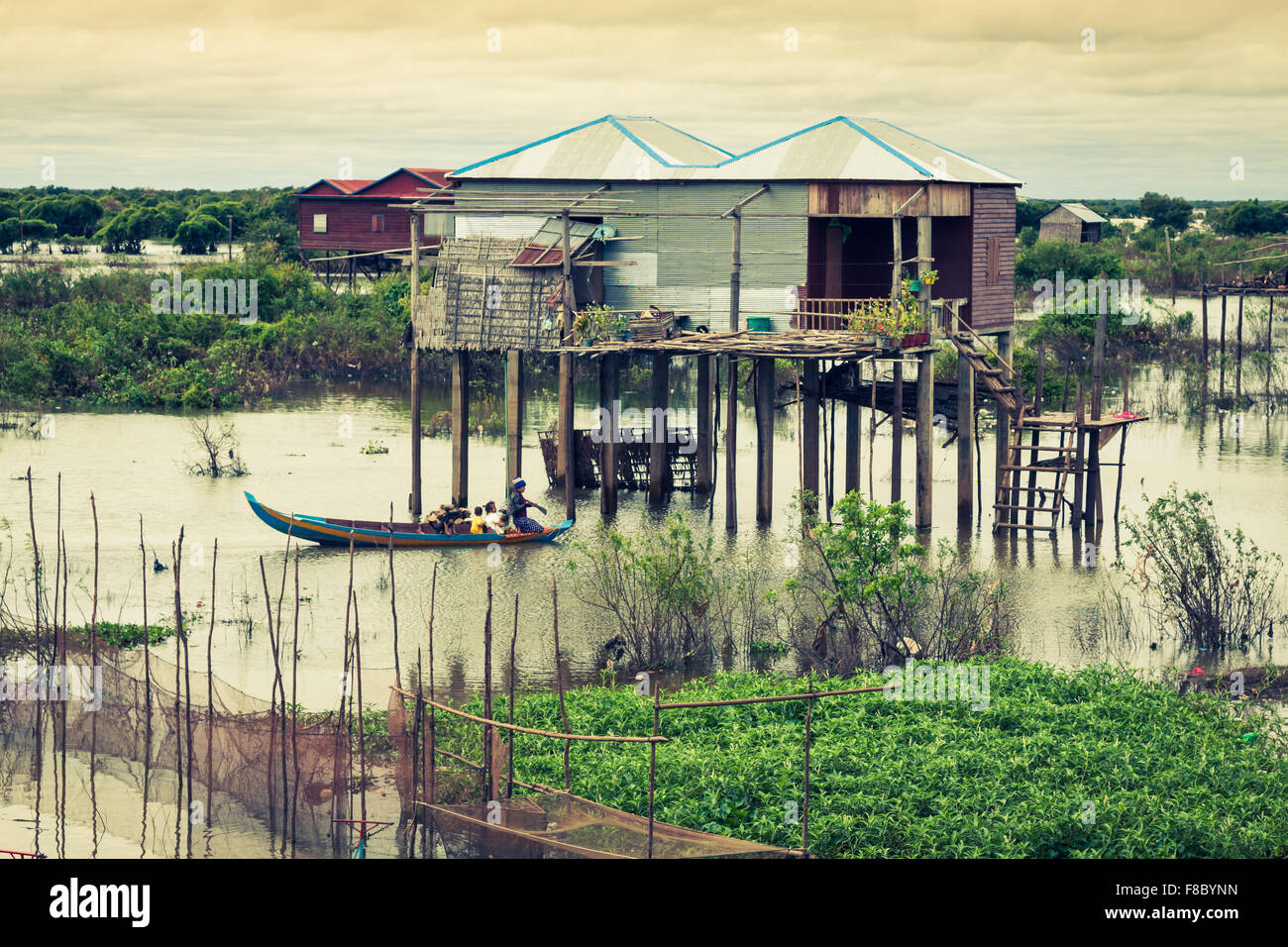 Häuser auf Stelzen auf dem schwimmenden Dorf Kampong Phluk, Tonle Sap See, Provinz Siem Reap, Kambodscha Stockfoto