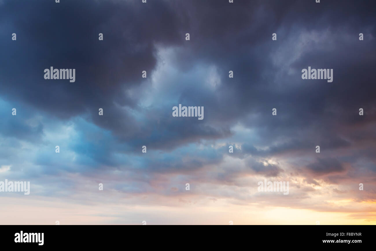 Bunte dramatischer Himmel mit dunklen Wolken am frühen Morgen, abstrakte Natur Hintergrund Stockfoto