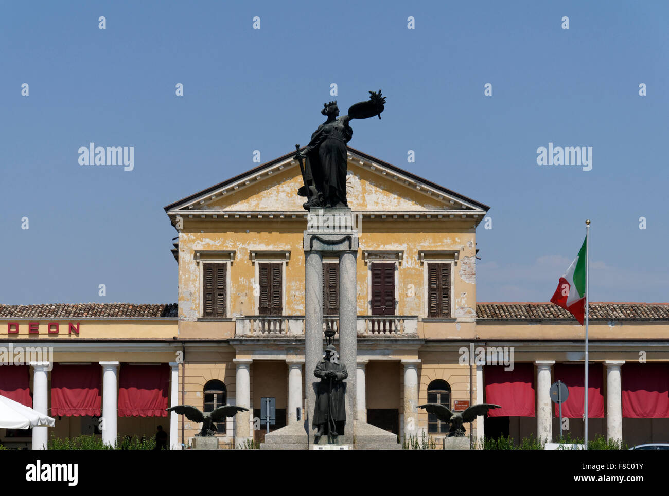 Krieg-Denkmal und alte Theater in Bozzolo, Provinz Mantua, Lombardei, Italien Stockfoto