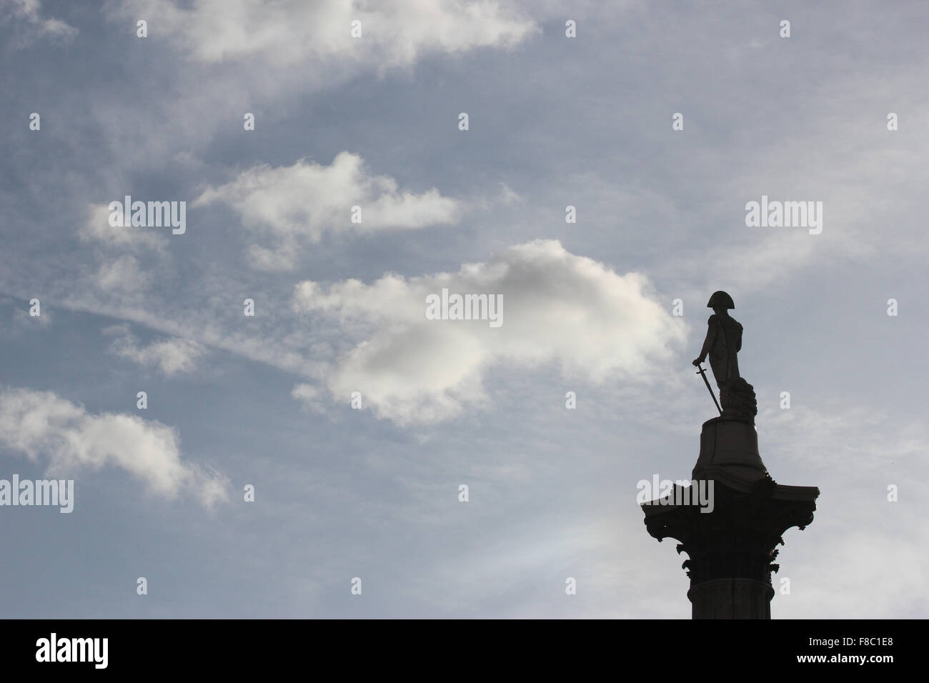 Statue von Admiral Lord Nelson Silhouette vor blauem Himmel Stockfoto