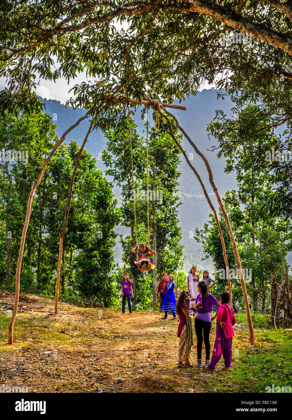 Nepalesische Kinder spielen auf einem traditionellen Bambus Schaukel genannt Linge ping Stockfoto