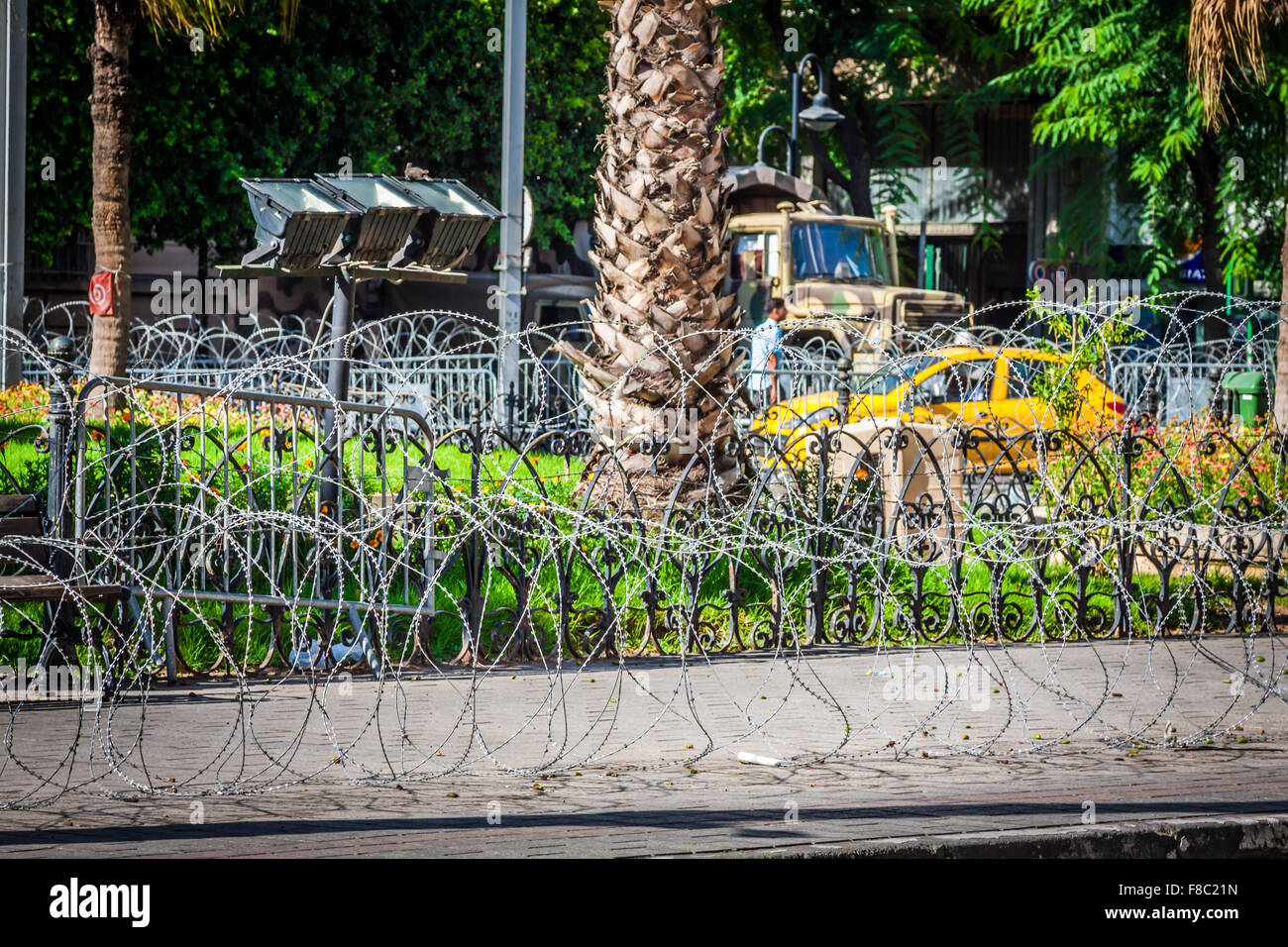 Stacheldraht auf den Straßen der Hauptstadt Tunis Stadt, Tunesien, Afrika Stockfoto