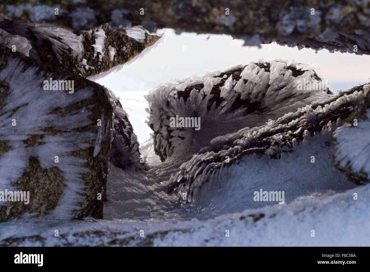 Schnee-Muster auf den Felsen in die Mourne Mountains Stockfoto