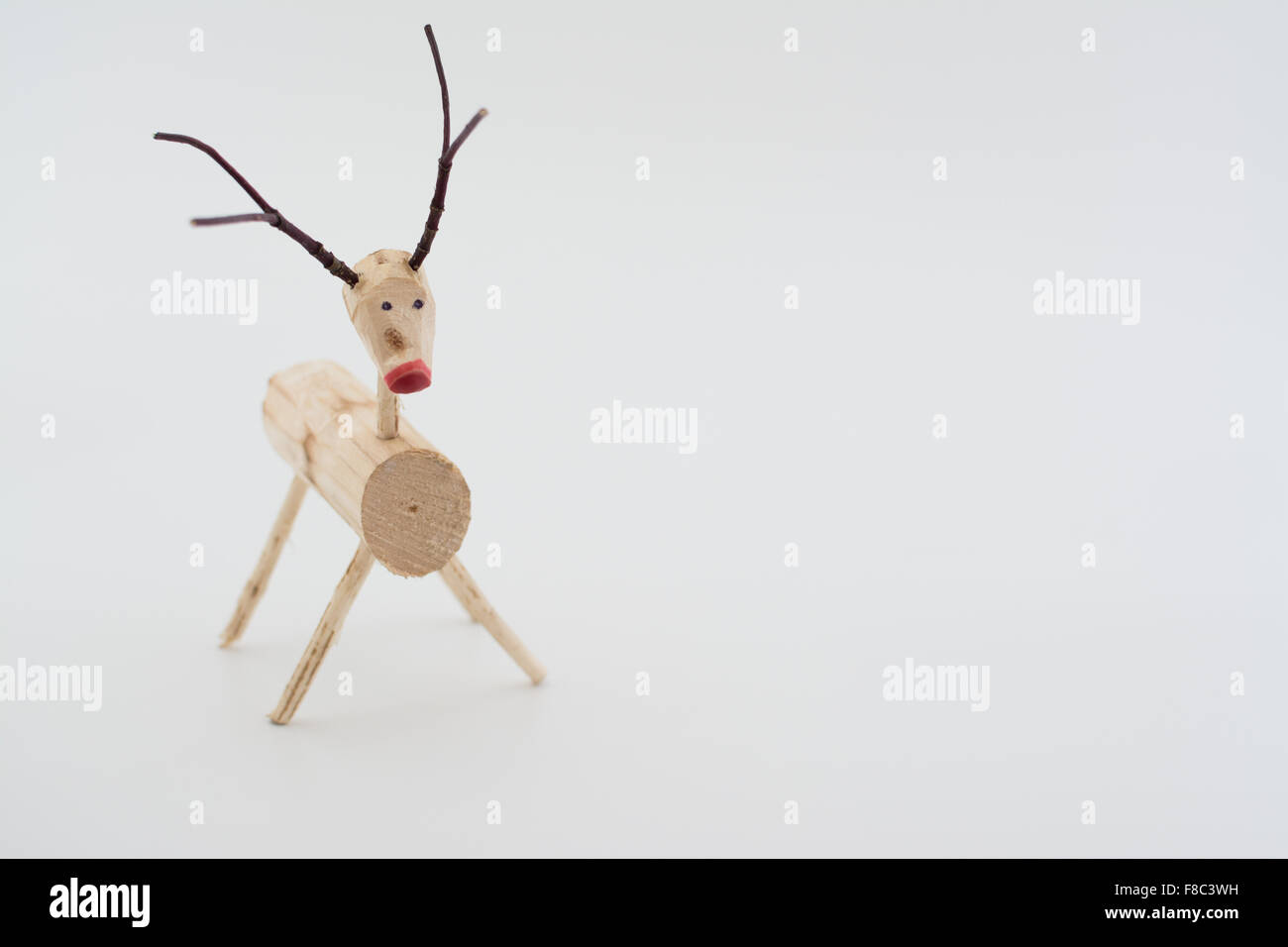 handgemachte hölzerne Eco freundliche Rentiere Weihnachtsdekoration auf neutralen weißen Hintergrund mit Textfreiraum Stockfoto