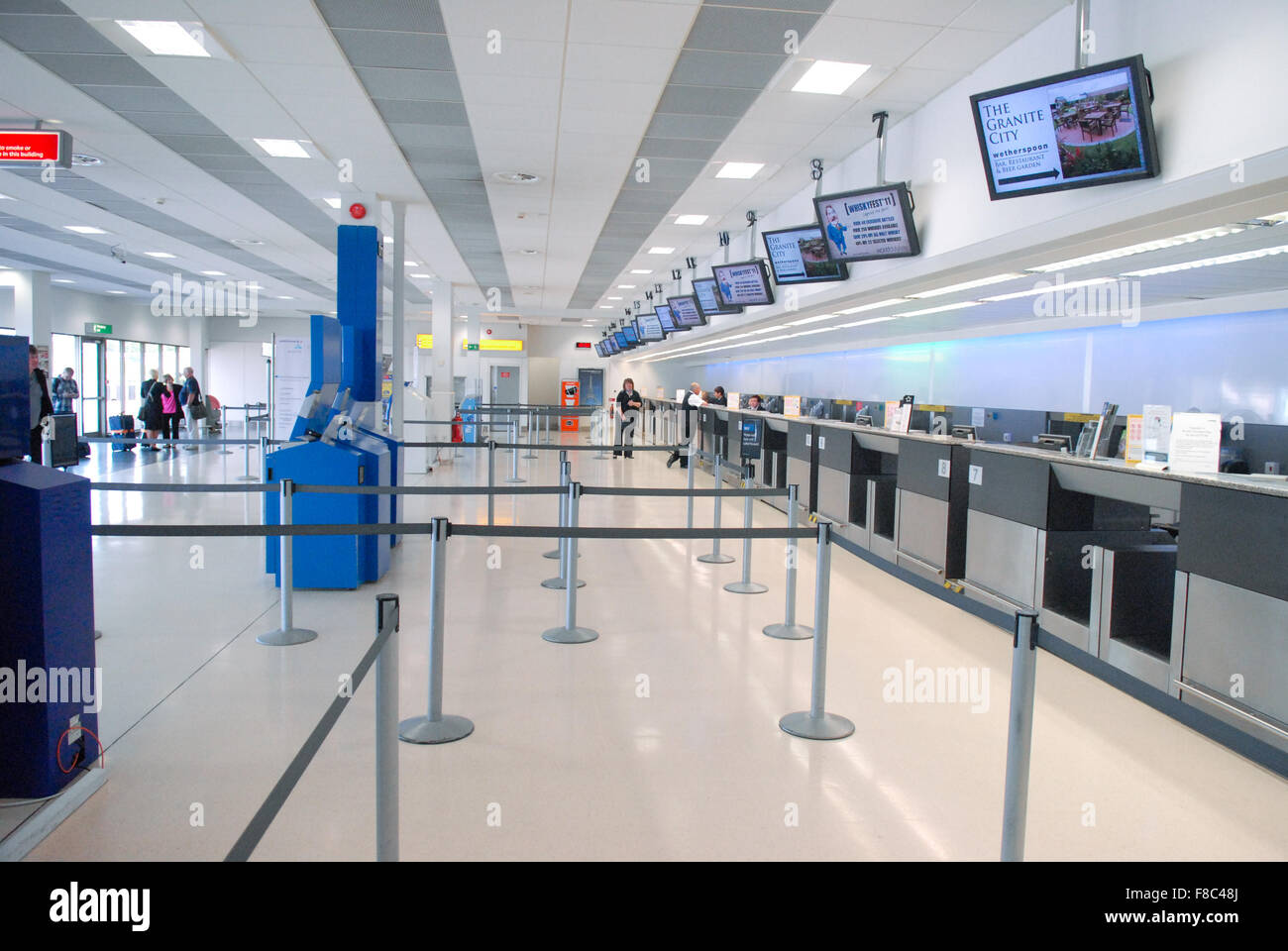 Leere Check-in Schalter am Flughafen Aberdeen in Aberdeen, Schottland. Stockfoto