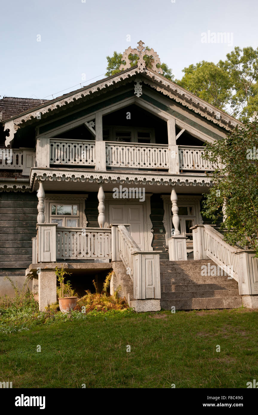 Historisches Herrenhaus in Bialowieza Schlosspark, renovierten Jäger Haus Holzhaus außen dient heute als Zentrum für... Stockfoto