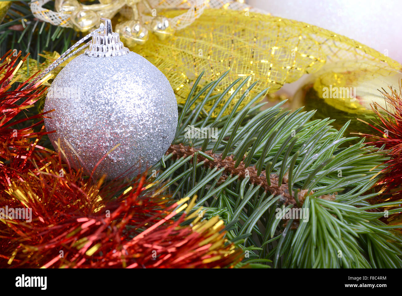 Nahaufnahme der Weihnachtskugeln und grüne Tanne Zweig, Silvester-Einladungskarte Stockfoto