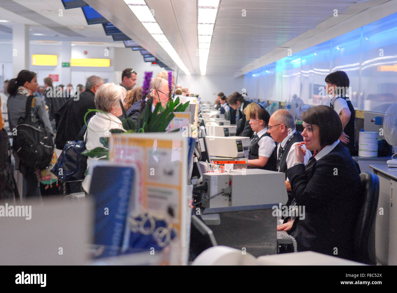 Check-in Schalter am Flughafen Aberdeen in Aberdeen, Schottland. Stockfoto