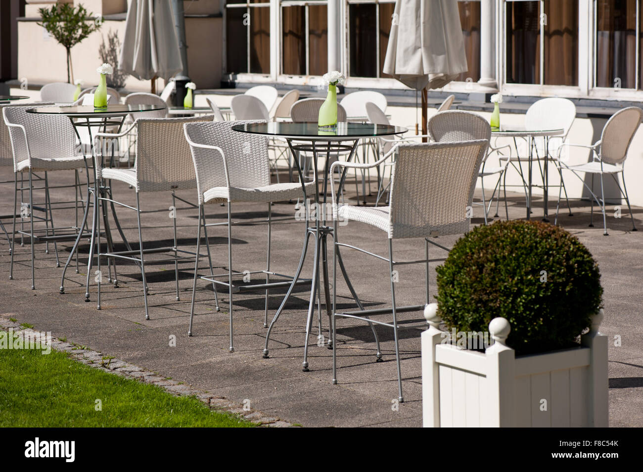 Kinderstühle und Tische im Restaurant Belvedere Gebäude außen, open Air-Food-Service, Außenansicht, leere weiße Stühle... Stockfoto