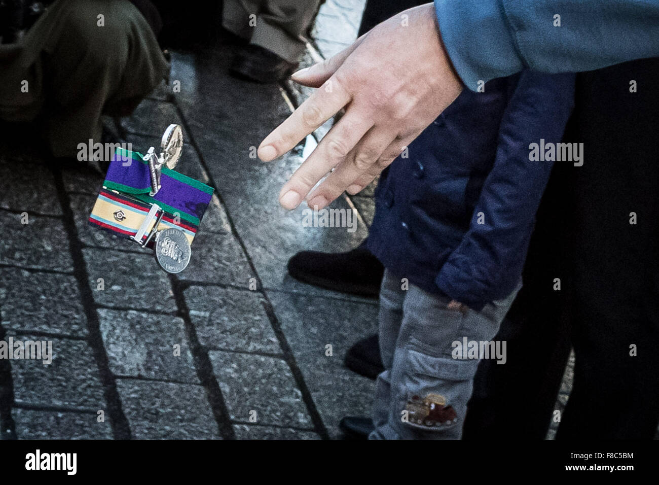 London, UK. 8. Dezember 2015. Mitglieder des Veteranen für Frieden (VFPUK) zu Fuß vom Trafalgar Square, Downing Street, wo sie ihre Medaillen auf dem Boden aus Protest auf Beschluss der Regierung, Bombe Syrien Credit werfen: Guy Corbishley/Alamy Live News Stockfoto