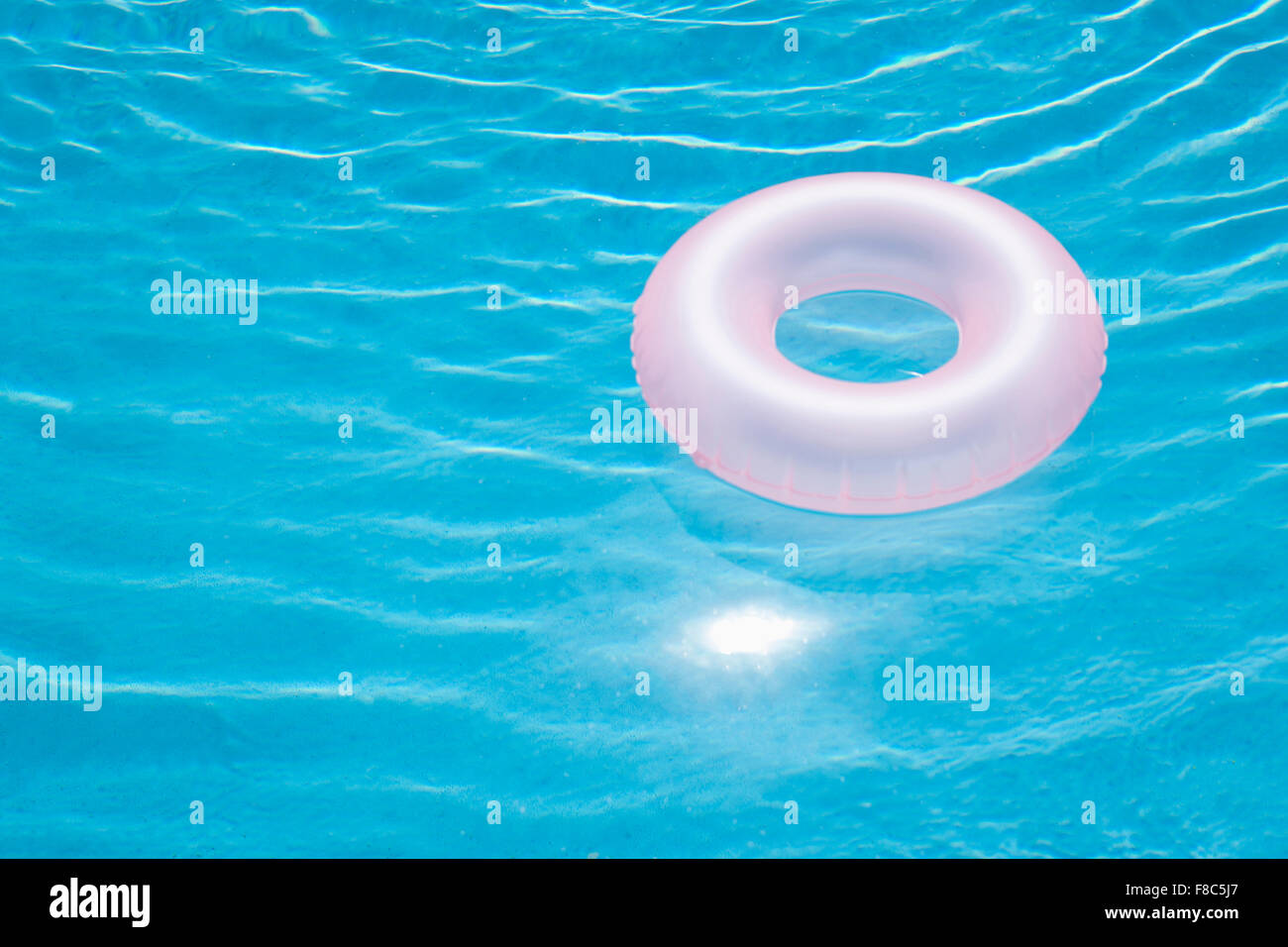 Ring-Röhre schweben auf dem Wasser bei Sonneneinstrahlung Stockfoto
