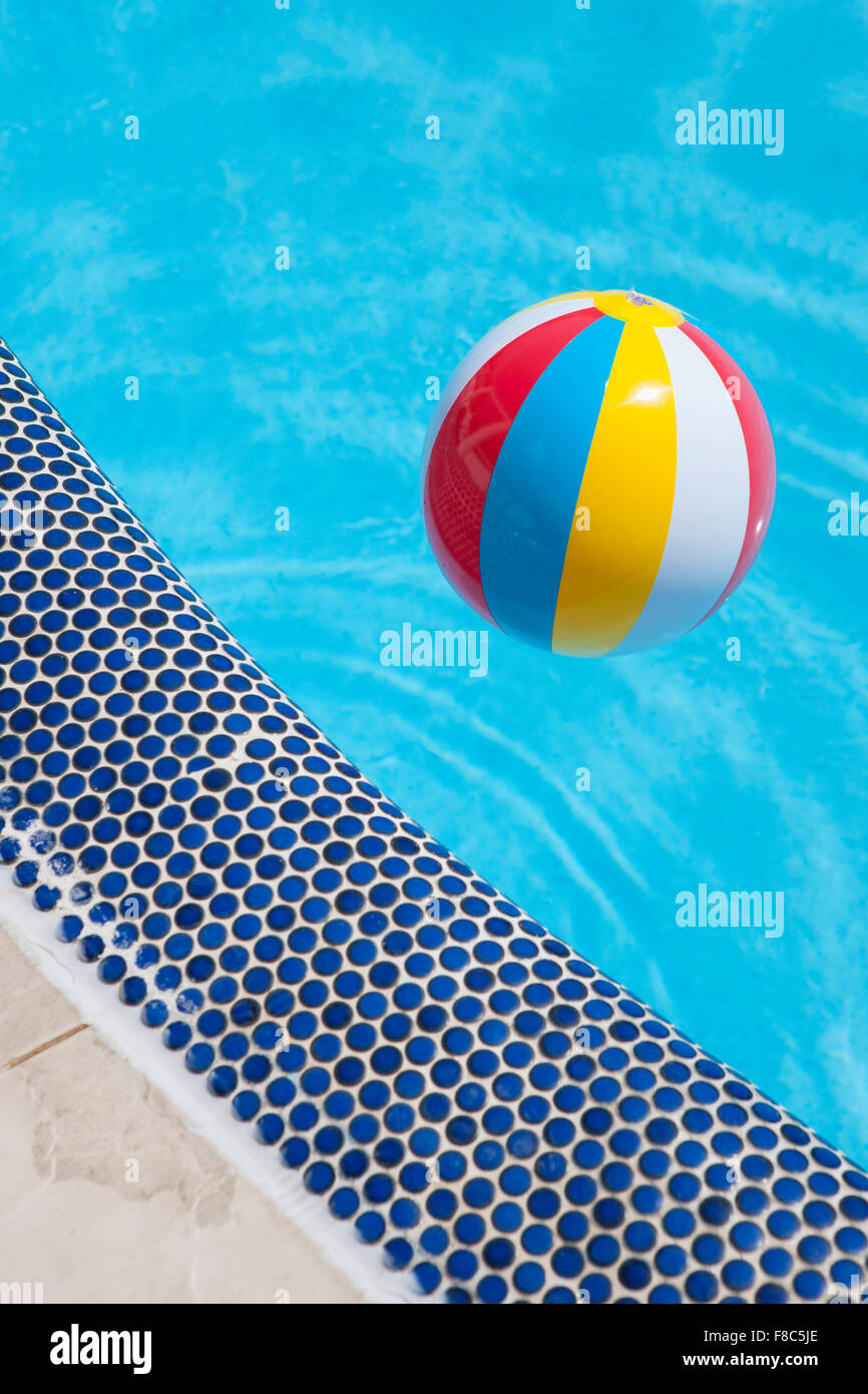 Beach-Ball schwimmt auf Wasser im Schwimmbad Stockfoto