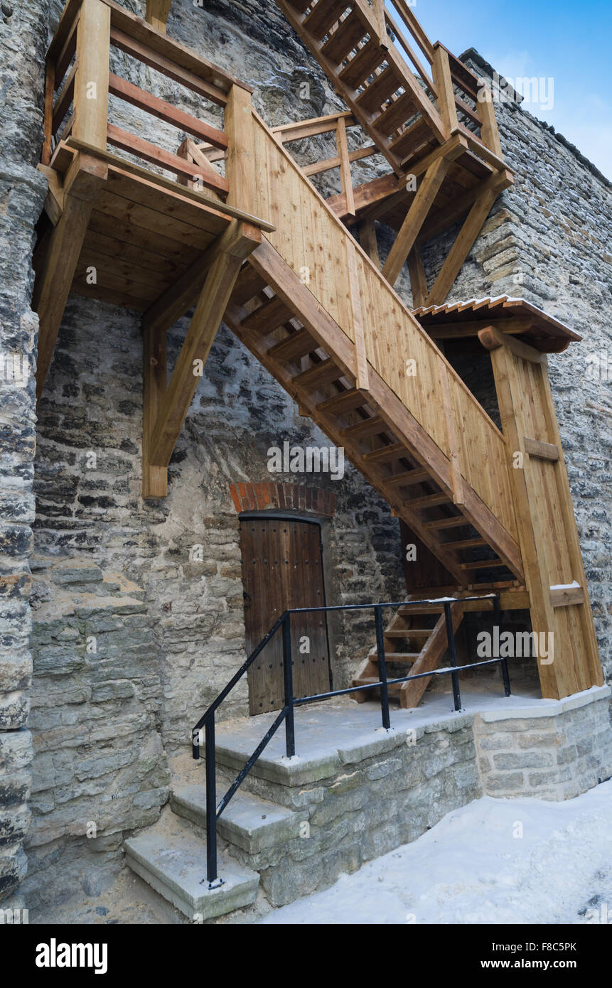 Holztreppen der Führer auf einer mittelalterlichen Stadtmauer in Tallinn Stockfoto