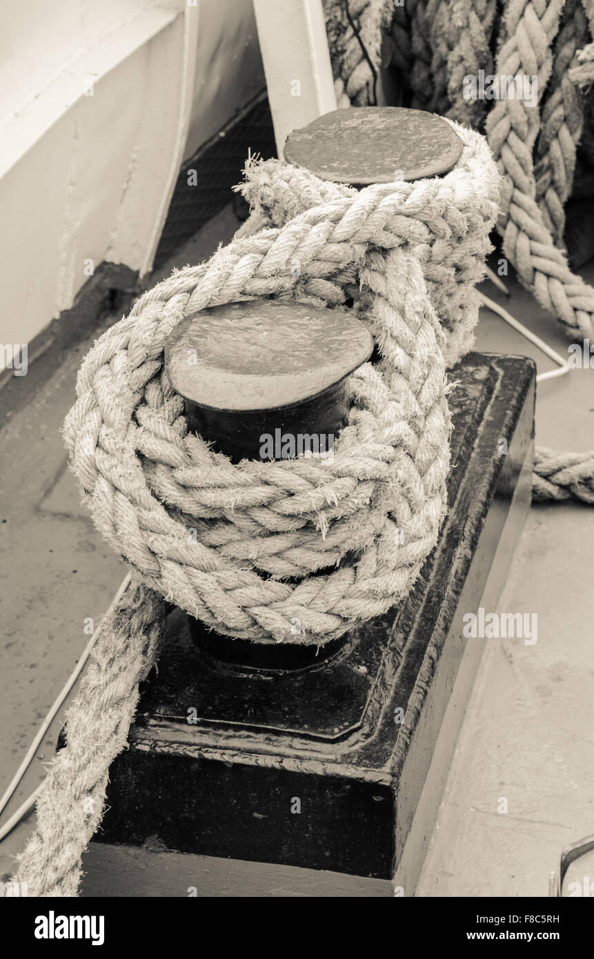 Seil gebunden, Poller Segelboot, Nahaufnahme Stockfoto