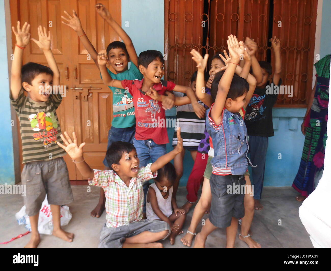 Eine Gruppe von Dorfkinder von Indien genießen und aufgeregt Stockfoto