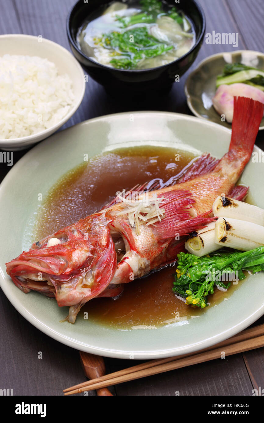 Geschmorte Kinki Drachenkopf mit Reis und Miso-Suppe, japanische Küche Stockfoto