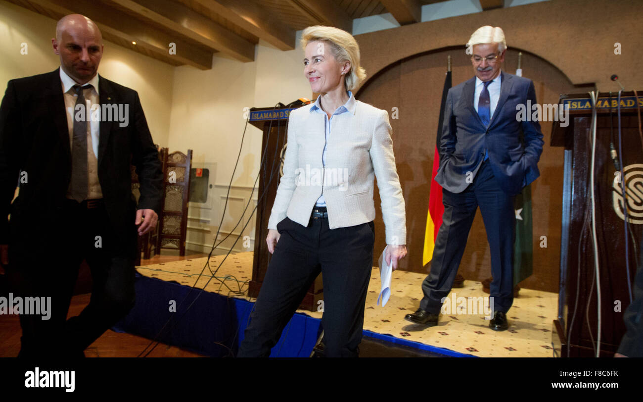 Islamabad, Pakistan. 8. Dezember 2015. Deutsche Verteidigungsminister Ursula von der Leyen (vorne C) und ihrem pakistanischen Amtskollegen Khawaja Muhammad Asif (R) verlassen die Bühne nach einer Pressekonferenz in Islamabad, Pakistan, 8. Dezember 2015. Foto: KAY NIETFELD/Dpa/Alamy Live News Stockfoto