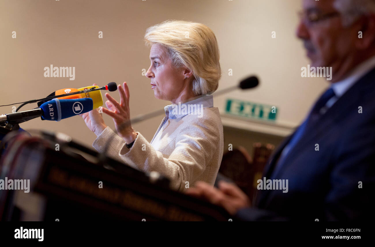 Islamabad, Pakistan. 8. Dezember 2015. Deutsche Verteidigungsminister Ursula von der Leyen (L) und ihrem pakistanischen Amtskollegen Khawaja Muhammad Asif (R) liefern Bemerkungen während einer Pressekonferenz in Islamabad, Pakistan, 8. Dezember 2015. Foto: KAY NIETFELD/Dpa/Alamy Live News Stockfoto