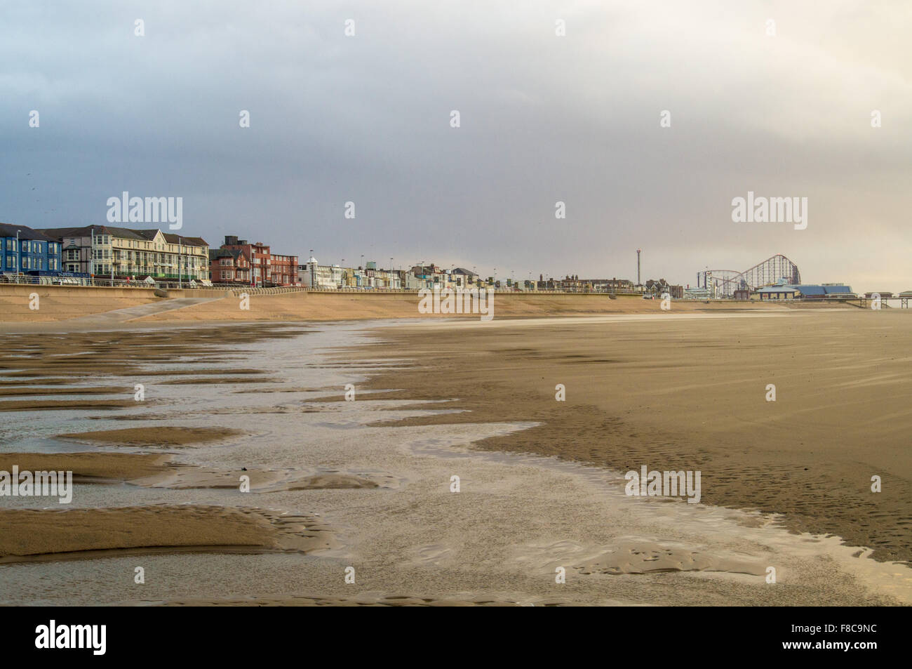 Blackpool, Lancashire, UK. 8. Dezember 2015. Kräftige Schauer mit stürmischen aussehenden Himmel über Blackpool heute. Bildnachweis: Gary Telford/Alamy Live News Stockfoto