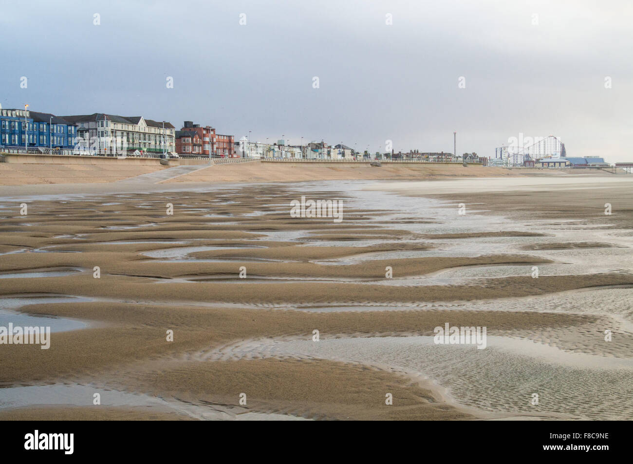 Blackpool, Lancashire, UK. 8. Dezember 2015. Kräftige Schauer mit stürmischen aussehenden Himmel über Blackpool heute. Bildnachweis: Gary Telford/Alamy Live News Stockfoto