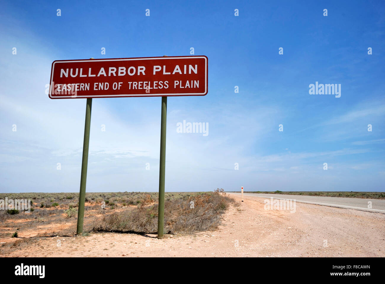 Melden Sie sich am Eyre Highway, Nullarbor Plain, baumlose Ebene, Südaustralien Stockfoto