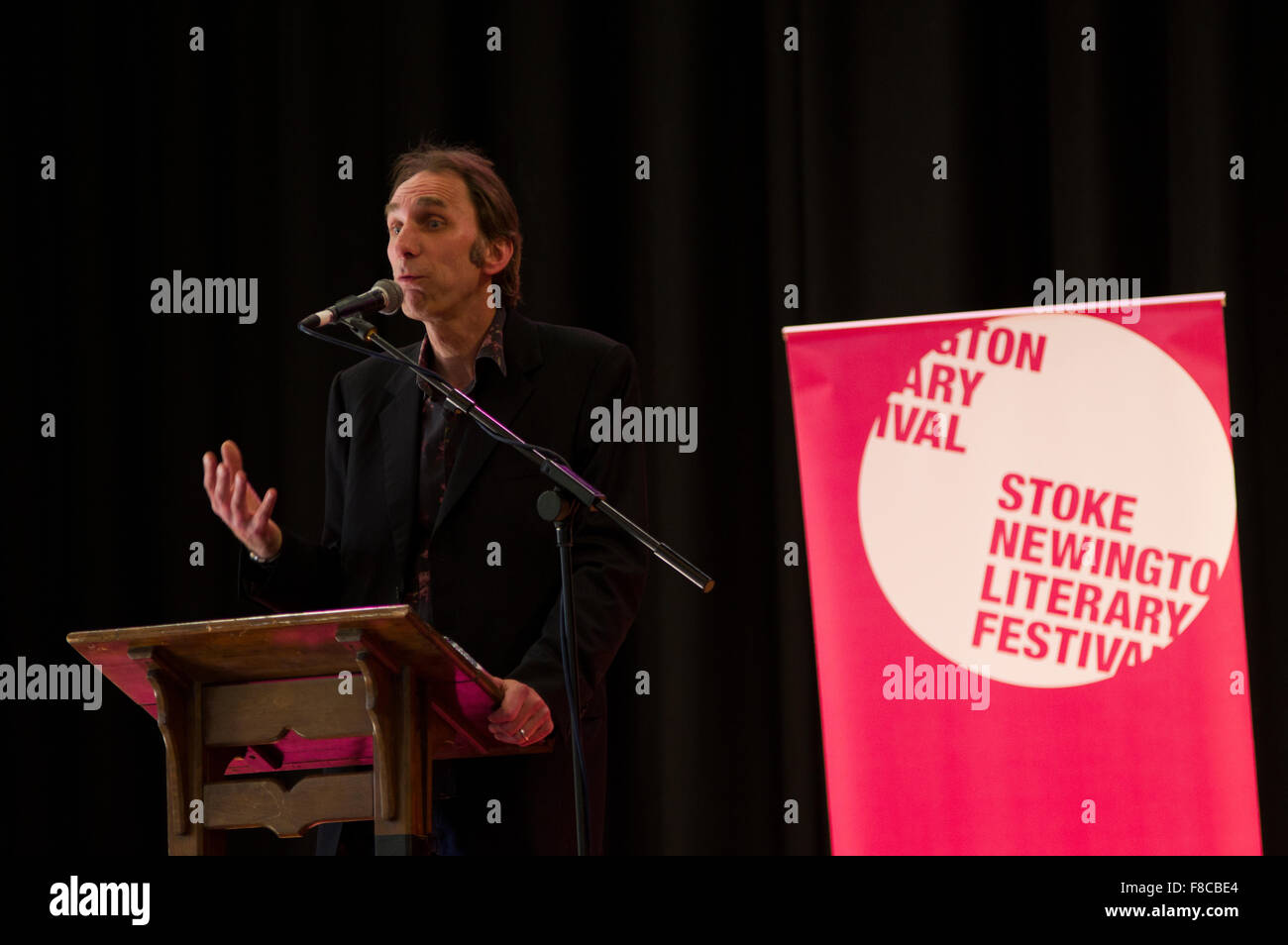 Wird selbst liest aus seinem Buch, Shark, im Rathaus an der 2015 Stoke Newington Literaturfestival Stockfoto