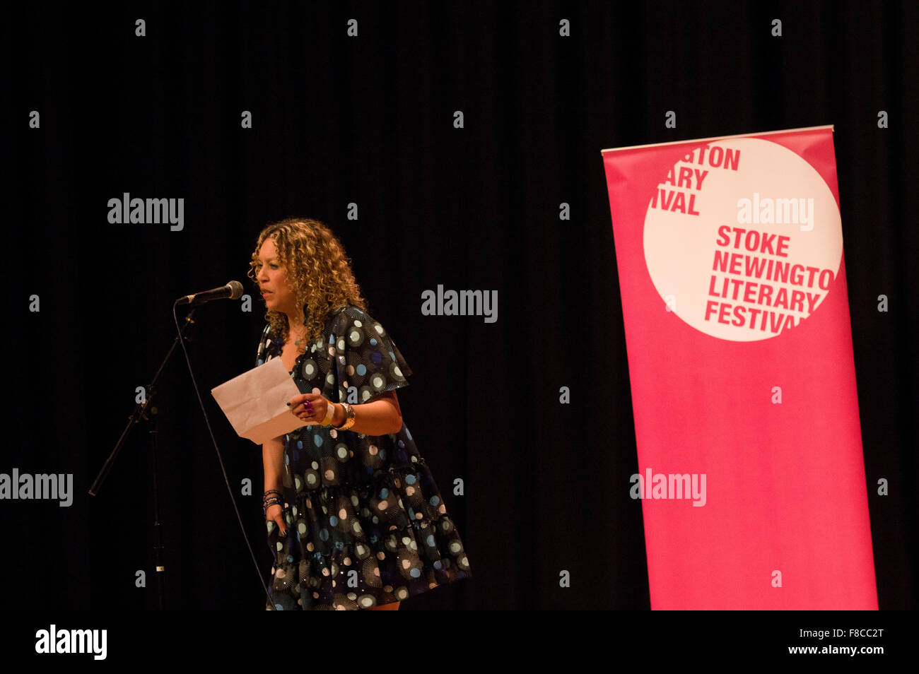 Salena Godden, englischer Dichter und Autor, Lesung in Stoke Newington literarische Festival 2015 im Stoke Newington Rathaus Stockfoto