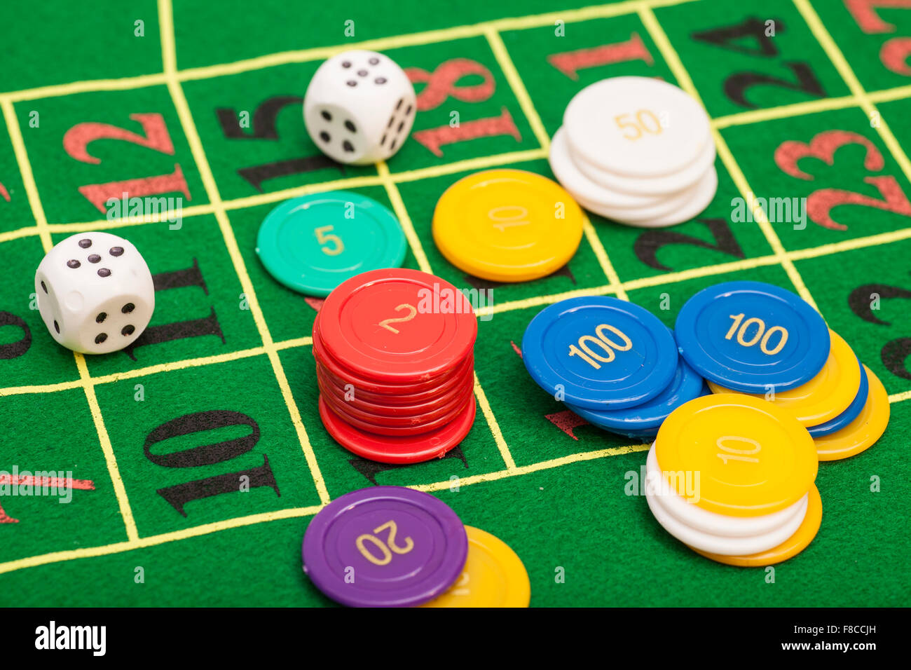 Casino-chips und schnetzelt Stapeln auf einer grünen Filz Stockfoto