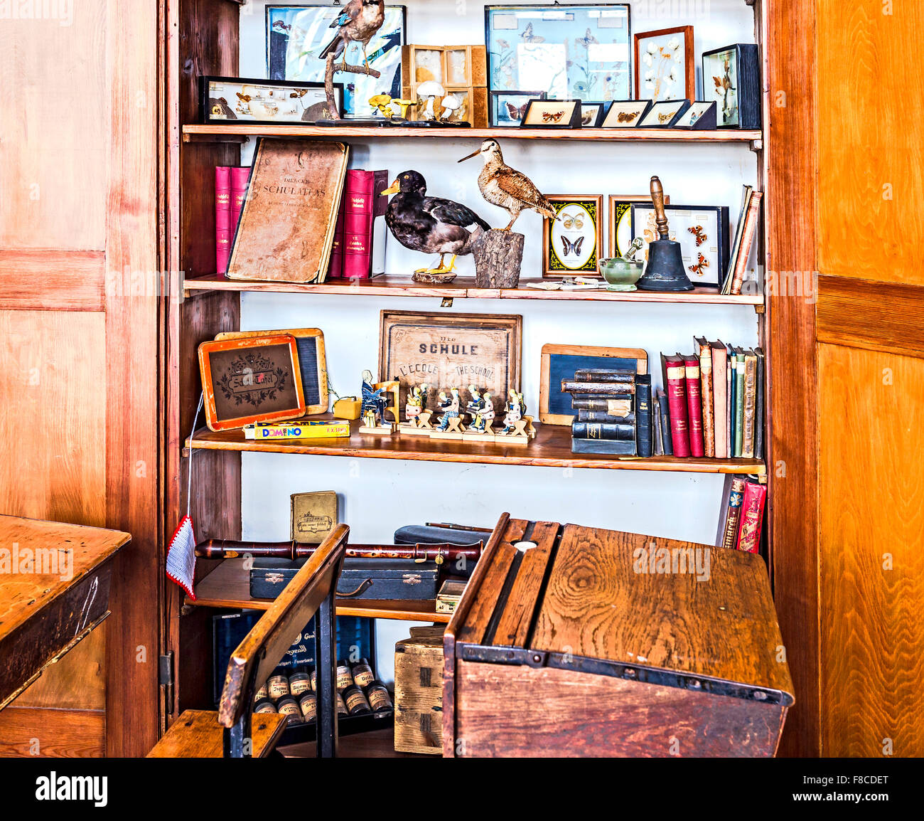 Alte historische Klassenzimmer Möbel; Dies in Einem alten Klassenzimmer Stockfoto