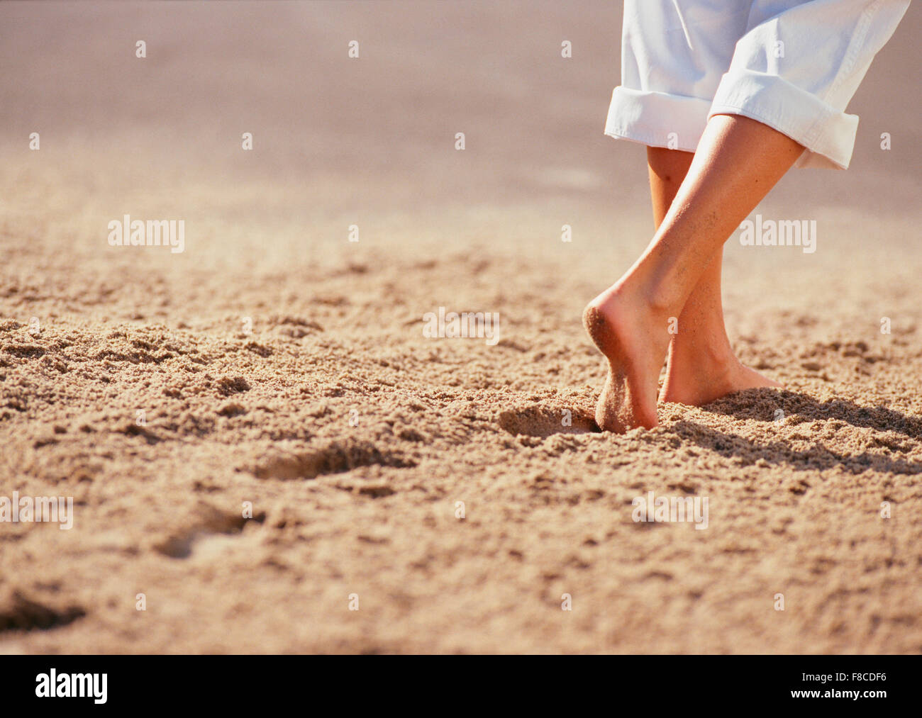 Mädchen Füße gehen auf warmen sand Stockfoto