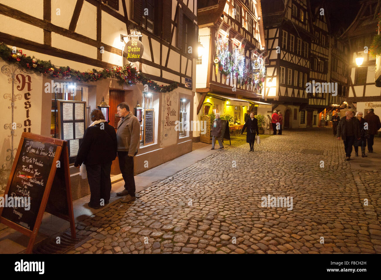 Straßenszene in Straßburg, Petite France an Weihnachten, Straßburg, Elsass, Frankreich Europa Stockfoto