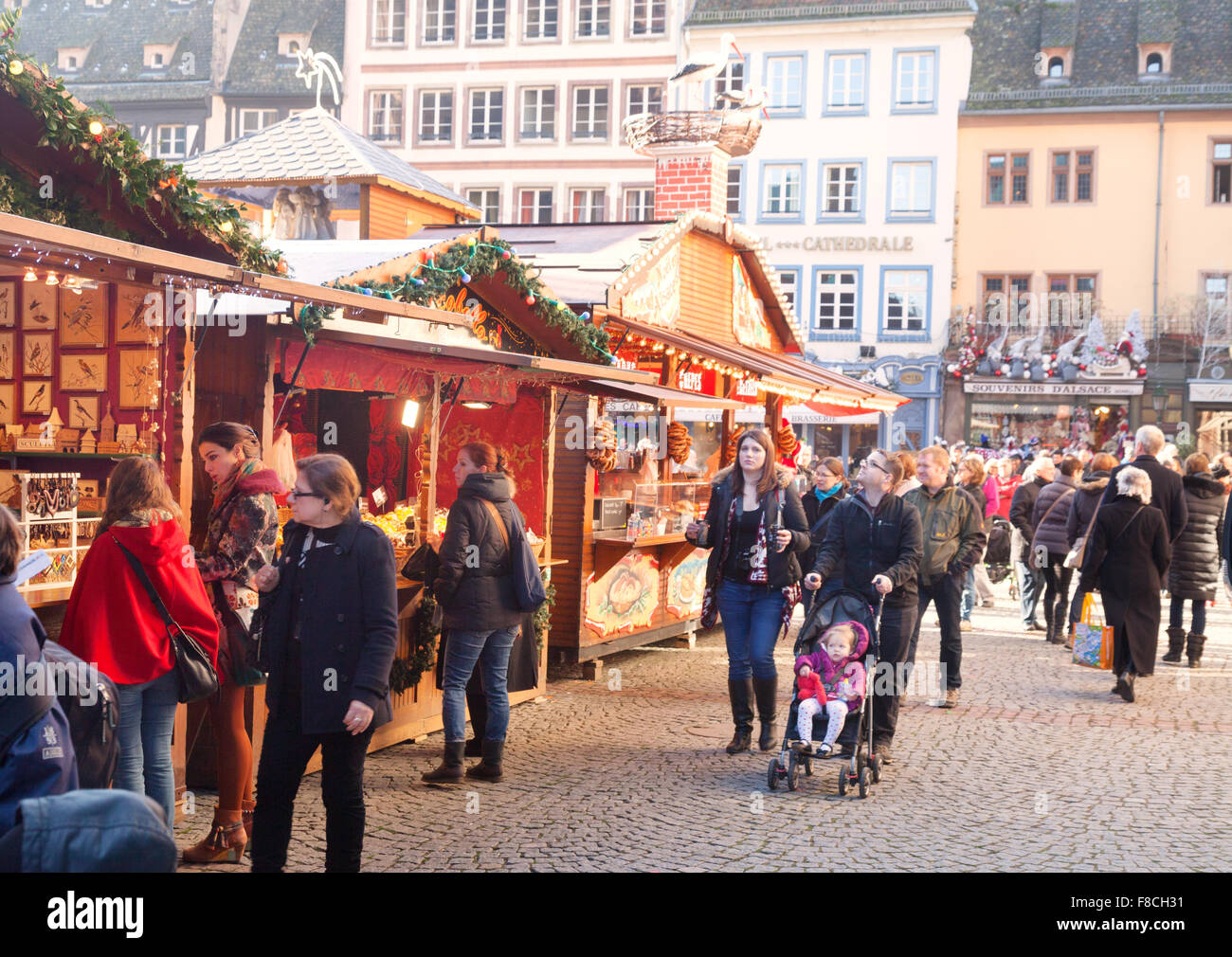 Menschen, die Einkaufen bei Ständen, Straßburger Weihnachtsmarkt, Straßburg, Elsass, Frankreich Europa Stockfoto